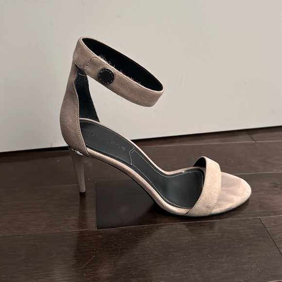 Kendall & Kyline High Heels - Picture 1 of 3